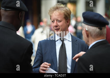 Candidat du Parti conservateur Paul Bristow parle aux anciens combattants lors d'un D-Day event 75e anniversaire de Peterborough qu'un vote est en cours dans l'élection partielle de Peterborough. Banque D'Images