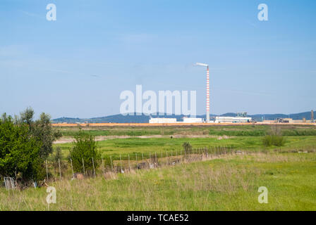 Puntone Scarlino, Maremme Toscane, Italie - circa Avril 2019 - Bâtiments industriels sur la campagne Banque D'Images