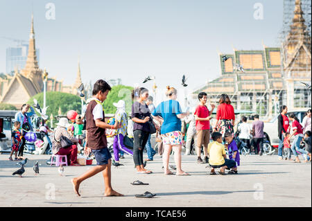 Les familles profitent d'une journée pour nourrir les pigeons, acheter des jouets et des ballons et marcher le long de la promenade près du Palais Royal Phnom Penh Cambodge. Banque D'Images