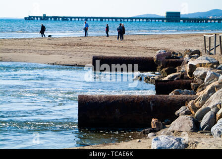 Puntone Scarlino, Maremme Toscane, Italie - circa 2019 Avril - tubes de pollution près de la mer Banque D'Images