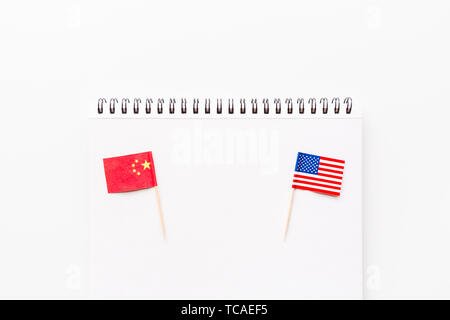 Creative haut voir télévision jeter de la Chine et de l'USA drapeau, immersive et copiez l'espace sur fond blanc dans un style minimaliste. Concept de guerre commerciale entre les États-Unis et Banque D'Images