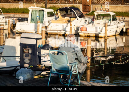 Puntone Scarlino, Maremme Toscane, Italie - circa 2019 Avril - Close au coucher du soleil sur la zone de petits bateaux Banque D'Images