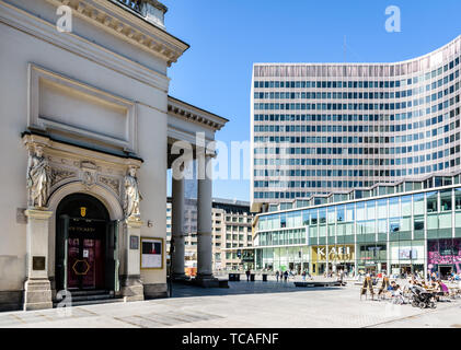 Le Centre Monnaie, en face du Théâtre Royal de la Monnaie à Bruxelles, Belgique, abrite un centre commercial et le centre administratif de la ville. Banque D'Images