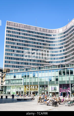 Le Centre Monnaie, en face du Théâtre Royal de la Monnaie à Bruxelles, Belgique, abrite un centre commercial et le centre administratif de la ville. Banque D'Images