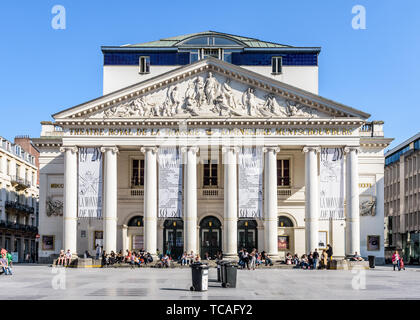 Vue avant de le Théâtre Royal de la monnaie, l'opéra dans le centre historique de Bruxelles, Belgique. Banque D'Images