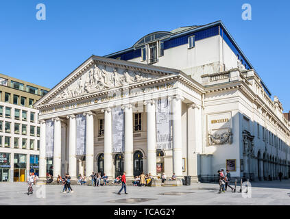 Trois-quart Vue de face du Théâtre Royal de la monnaie, l'opéra dans le centre historique de Bruxelles, Belgique. Banque D'Images