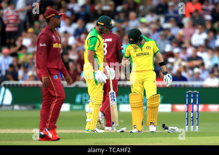 L'Australie Steve Smith (à droite) réagit après avoir été frappé à la main au cours de l'ICC Cricket World Cup phase groupe match à Trent Bridge, Nottingham. Banque D'Images