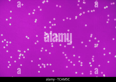 Bande d'étoiles argentées sur fond violet. Banque D'Images