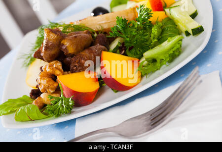 Avec poulet rôti Salade de cœurs, fruits frais, légumes verts, et de fromage grillés Banque D'Images