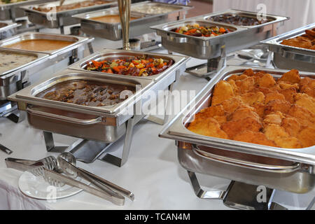 Petit-déjeuner buffet avec des poursuivants dans les services d'un hôtel Banque D'Images