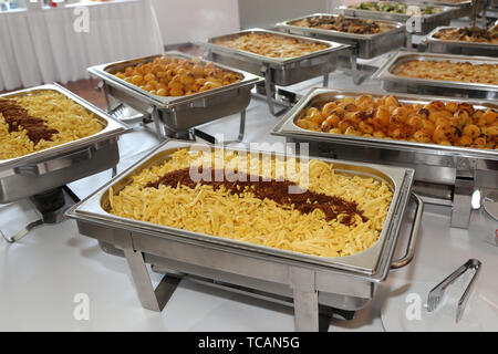 Petit-déjeuner buffet avec des poursuivants dans les services d'un hôtel Banque D'Images