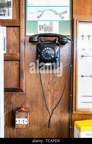 U-Bahn Museum Berlin. Musée des transports à l'un de l'ancienne salle de contrôle historique à l'Olympia Stadium de métro. Vieux téléphone noir Banque D'Images