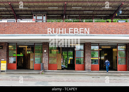 U-Bahn Ruhleben gare souterraine est le terminus ouest de la ligne U 2 dans quartier de Westend, Berlin. L'extérieur de la station Banque D'Images