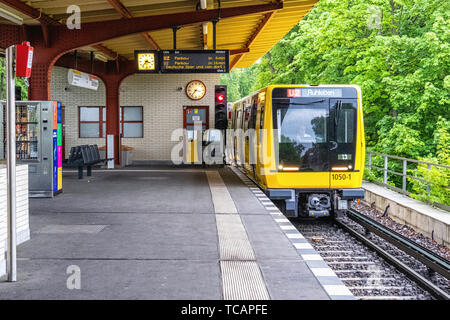 U-Bahn Ruhleben gare souterraine est le terminus ouest de la ligne U 2 dans quartier de Westend, Berlin. Train, plate-forme et les voies ferroviaires Banque D'Images