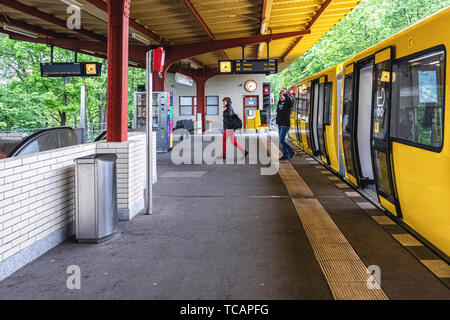 U-Bahn Ruhleben gare souterraine est le terminus ouest de la ligne U 2 dans quartier de Westend, Berlin. Banque D'Images