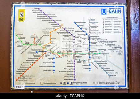 U-Bahn Museum Berlin. Musée des transports à l'un de l'ancienne salle de contrôle historique à l'Olympia Stadium de métro. U-bahn 1967 Ancien site Banque D'Images