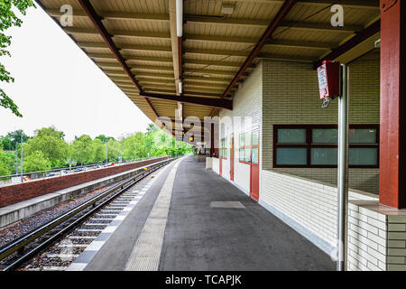 U-Bahn Ruhleben gare souterraine est le terminus ouest de la ligne U 2 dans quartier de Westend, Berlin. Plate-forme et voies ferrées La concentration élevée de st Banque D'Images