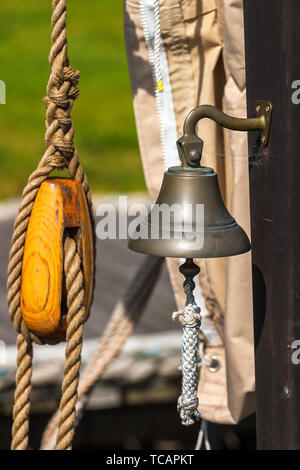 Cloche du navire et s'attaquer sur un bateau Banque D'Images