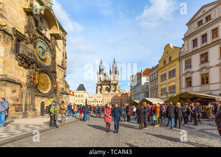 Prague, République tchèque - Le 25 février 2017 : les gens à la place de la vieille ville, Stare Mesto en face de l'église de Tyn et la célèbre horloge astronomique Banque D'Images