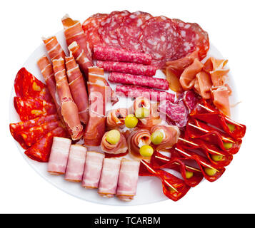 Tranches de saucisse espagnole - chorizo, fuet, Jamon, salami, bacon. Plus isolé sur fond blanc Banque D'Images