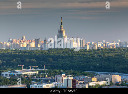 Vue du coucher de l'Université d'État de Moscou sur le mont des Moineaux au-dessus de Moscou, Russie Banque D'Images