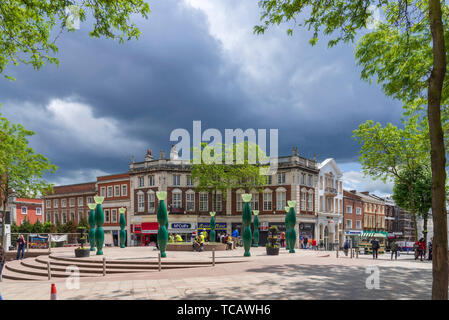 Centre-ville de Warrington avec les quilles artwork. Banque D'Images