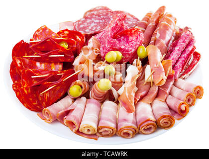 Viande fumée froide plaque avec chorizo espagnol traditionnel, salami, saucisses et fuet tranches de bacon et jambon. Plus isolé sur fond blanc Banque D'Images