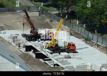 06 05 2019 La Russie, de l'oblast de Briansk. Grue automobile sur le site de construction. Banque D'Images