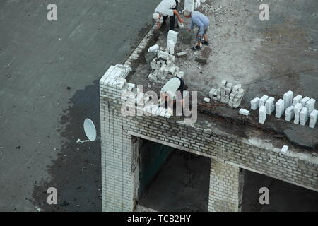 06 05 2019 La Russie, de l'oblast de Briansk. Master Builder construit une maison. Banque D'Images