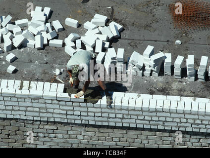 06 05 2019 La Russie, de l'oblast de Briansk. Un homme travaille en tant que maçon sur un chantier de construction. Banque D'Images