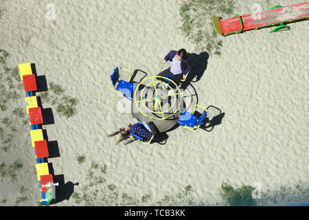 06 05 2019 La Russie, de l'oblast de Briansk. Enfants sur l'aire de tour sur le carrousel. Banque D'Images