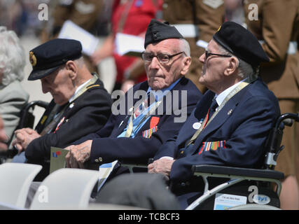 Anciens combattants au service du Royal British Legion du Souvenir, à la Commonwealth War Graves Commission Cemetery, à Bayeux, France, dans le cadre de commémorations pour le 75e anniversaire du débarquement. Banque D'Images