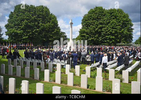 Le Royal British Legion's Service du souvenir, à la Commonwealth War Graves Commission Cemetery, à Bayeux, France, dans le cadre de commémorations pour le 75e anniversaire du débarquement. Banque D'Images