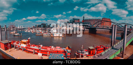 Hambourg, Allemagne - 01 juin 2019 : les visiteurs non identifiés dans la région de inner harbor et Landungsbrücken Banque D'Images