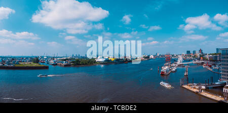 Hambourg, Allemagne - 01 juin 2019 : les navires et bateaux touristiques en voiture le long de l'Elbe Banque D'Images