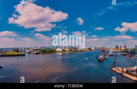 Hambourg, Allemagne - 01 juin 2019 : les navires et bateaux touristiques en voiture le long de l'Elbe Banque D'Images