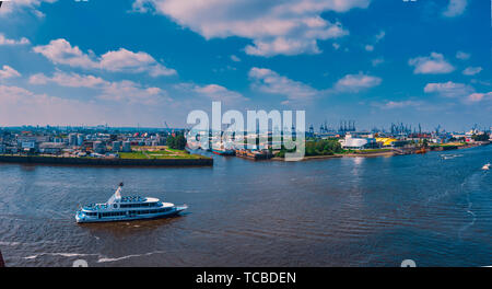 Hambourg, Allemagne - 01 juin 2019 : les navires et bateaux touristiques en voiture le long de l'Elbe Banque D'Images