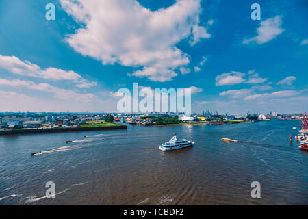 Hambourg, Allemagne - 01 juin 2019 : les navires et bateaux touristiques en voiture le long de l'Elbe Banque D'Images