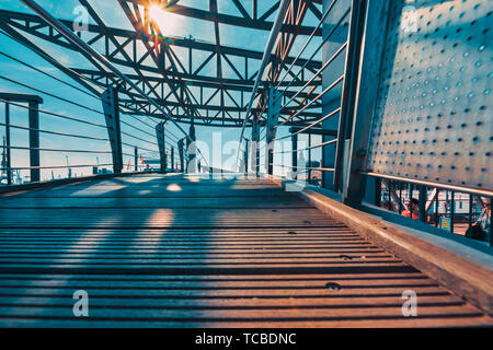 Hambourg, Allemagne - 01 juin 2019 : Sections du Landungsbrücken sont connectés avec les croisements en acier et bois Banque D'Images