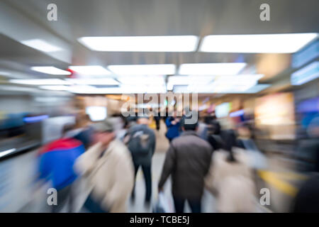 Motion Blur Zoom foule de voyageurs japonais dans le métro / métro, Japon Banque D'Images