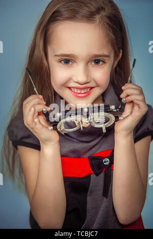 Opticien. Jeune fille en cours de l'essai d'oeil Banque D'Images