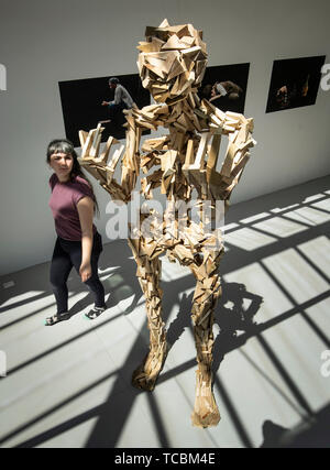 Ruby artiste Lewis avec son travail intitulé dans son image figure apocryphe, qui fait partie de l'art show degré à l'Université de Leeds. Banque D'Images