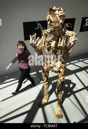 Ruby artiste Lewis avec son travail intitulé dans son image figure apocryphe, qui fait partie de l'art show degré à l'Université de Leeds. Banque D'Images