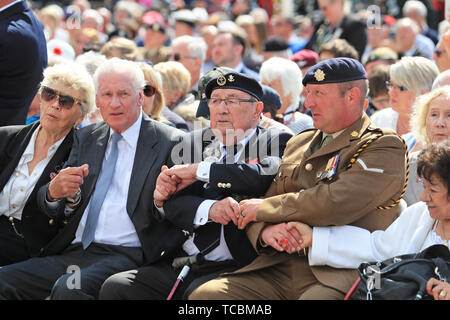 Anciens Combattants assister à un service dans Arromanches, France, pour commémorer le 75e anniversaire du débarquement. Banque D'Images