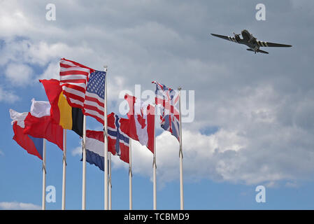 Un Dakota C47 passe au-dessus d'Arromanches, France, au cours d'un service pour commémorer le 75e anniversaire du débarquement. Banque D'Images