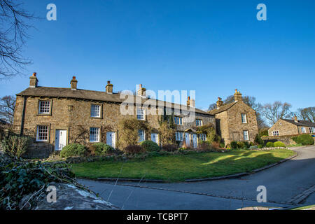 Le village pittoresque de Downham, Lancashire, dans la soirée sunshine,vallée de Ribble, UK Europe montrant cottages traditionnels en pierre et les murs Banque D'Images