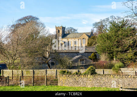 Le village pittoresque de Downham, Lancashire, dans la vallée de Ribble, soleil du soir, au Royaume-Uni à l'égard de l'église Saint-Léonard Banque D'Images