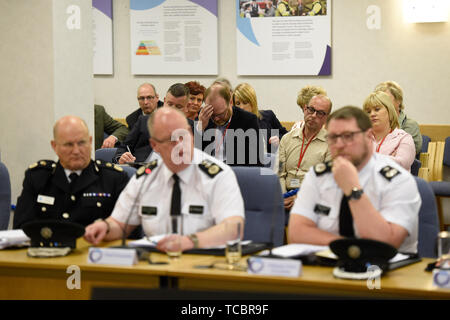 Des journalistes d'enquête Barry McCaffrey (centre-droit) et Trevor Birney (centre gauche) écouter le chef de la police de Durham agent Mike Barton s'exprimant lors d'une séance publique du Conseil de Police à Belfast sur leur arrestation controversée. Banque D'Images