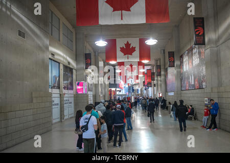 Avec des fans billets la queue tôt pour entrer dans l'arène de la Banque Scotia. Finales de NBA de la fièvre la ville canadienne. C'est la première fois que la ville basketbal Banque D'Images