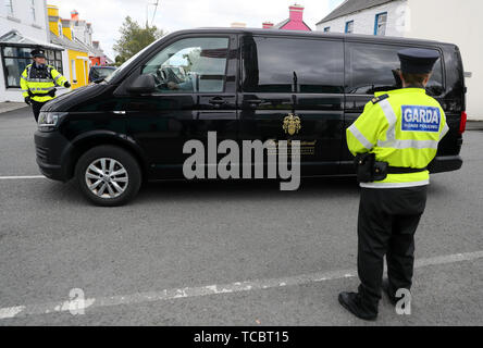 Un Trump International Golf Links & van de l'hôtel s'arrête à une garde de contrôle du village de Doonbeg, Co Clare, au cours de la visite du président américain Donald Trump. Banque D'Images